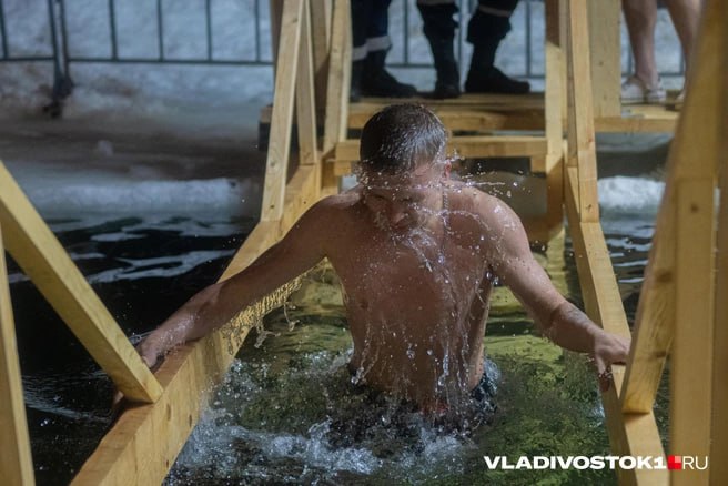 В Приморском крае установилась устойчивая морозная погода которая в период Крещения может стать ещё суровее заявил главный синоптик Приморья Борис Кубай По его словам после прохождения активного циклона 10 января регион оказался под влиянием арктического холода и в ближайшие недели ждать потепления не стоит Глава Примгидромета рассказал что причиной тому является сформировался над регионом так называемый меридиональный тип атмосферной циркуляции Он привел к постоянному перемещению холодных воздушных масс с севера на юг из за чего арктический воздух поступает в Приморье практически без перерывов и не успевает прогреваться даже за счёт относительно тёплого Японского моря В результате температура воздуха во многих районах Приморья уже сейчас ниже климатической нормы на 2 4 градуса а на севере края показатели местами опускаются ещё ниже Именно характер циркуляции атмосферы подчёркнул синоптик не даёт холоду отступить Борис Кубай отметил что существенное потепление возможно только при смене атмосферных процессов когда воздушные потоки начнут поступать с запада или юго запада Морозы могут ещё усилиться и по всей вероятности сохранятся как минимум до конца января подчеркнул синоптик добавив что серьёзных снегопадов в этот период не ожидается При этом пульсирующий ветер будет усиливать ощущение холода особенно в утренние и вечерние часы Жителям Приморского края специалист порекомендовал внимательно отнестись к своему здоровью тепло одеваться и учитывать погодные условия при длительном пребывании на улице особенно в дни Крещенских купаний Подписаться в Telegram    Подписаться в MAX