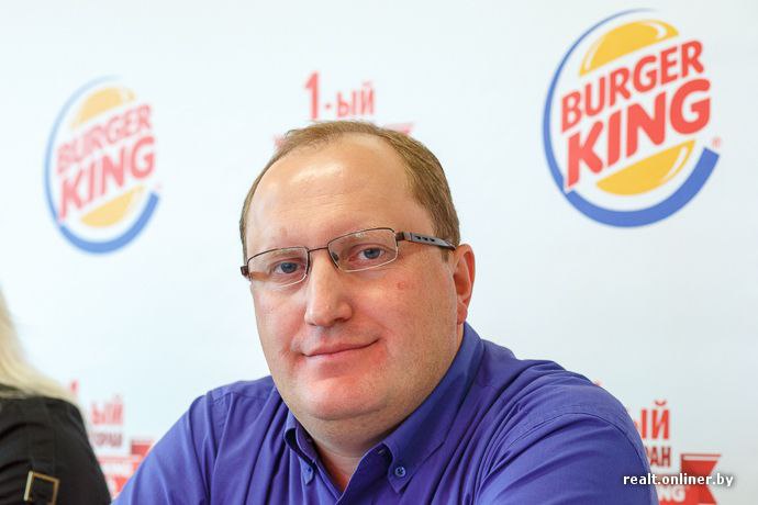 Сергей Козлов стал новым директором Burger King в России.  На этой позиции он сменил Дмитрия Медового, возглавлявшего компанию с 2009 года.  на фото выше   Таким образом, сеть сменила гендиректора впервые после запуска первого заведения в России  15 лет назад . Новым гендиректором ООО «Бургер Рус», головной структуры сети Burger King в России, 30 июля стал Сергей Козлов.   Козлов уже фигурировал в структурах, связанных с «Бургер Рус». В 2021–2022 годах он владел и управлял ООО «Бургер Тех», с марта 2022 по апрель 2024 года он был гендиректором «Бургер Рус Поволжье». Сейчас Козлов выступает учредителем и гендиректором ООО «Новый путь». Эта компания — правообладатель товарных знаков «Бургер Дом», БК, «Огонь и бургеры», «Вот так бургер!».  Козлов известен на рынке общепита как антикризисный и операционный менеджер, работавший с франчайзинговыми проектами, в том числе под брендом Burger King.  Для справки: выручка ООО «Бургер Рус» в 2024 году выросла на 21% год к году, до 90,3 млрд руб., чистая прибыль сократилась на 8,6%, до 1,63 млрд руб.  Владельцами «Бургер Рус» считаются совладелец «Шоколадницы» Александр Колобов, Investment Capital Ukraine и «ВТБ Капитал». 15% в ООО «Бургер Рус» ранее принадлежали канадской Burger King Restaurant Brands International, владельцу франшизы сети. В 2022 году компания сообщила о намерении отказаться от доли. Но в 2024 году она все еще выступала соучредителем российского бизнеса, следует из отчетности «Бургер Рус». Ее доля не конкретизировалась.  ™  Свободная касса