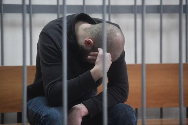 Полгода обворовывал комиссионку  В Якутске сотрудники полиции задержали 27-летнего бывшего работника комиссионного магазина, подозреваемого в хищении товаров на сумму около миллиона рублей. Как установили оперативники, мужчина в течение полугода похищал дорогостоящие товары, включая телефон, ноутбук, золотые изделия и наличные деньги, а затем сбывал их через другие комиссионные точки.   По словам подозреваемого, вырученные средства он использовал для погашения долгов. Ранее мужчина уже был судим за аналогичное преступление.    Фото: Булатов Алексей