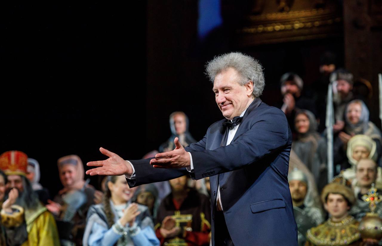Главным дирижером kazan opera стал заслуженный артист России Андрей Аниханов Сотрудничество маэстро Андрея Аниханова и Татарского театра оперы и балета продолжается уже 15 лет За последние два года в качестве музыкального руководителя дирижер воплотил на сцене театра такие спектакли как опера Жизнь за царя М Глинки балеты Грек Зорба М Теодоракиса и Лебединое озеро П Чайковского Я рад приступить к работе в качестве главного дирижера Татарского академического театра оперы и балета имени Мусы Джалиля который хорошо знаю на протяжении уже 15 лет и в котором меня очень хорошо знают Моё сотрудничество с коллективом началось в 2010 году когда мы с хореографом Александром Полубенцевым работали над постановкой балета Дама с камелиями на музыку Верди рассказал Андрей Аниханов Театр оперы и балета в Казани это коллектив очень высокого профессионального уровня поэтому я уверен что наша работа будет творчески интенсивной и плодотворной Уже 15 и 16 октября под управлением маэстро на сцене kazan opera пройдет балет Адольфа Адана Жизель Поздравляем Андрея Анатольевича со вступлением в новую должность и желаем успехов