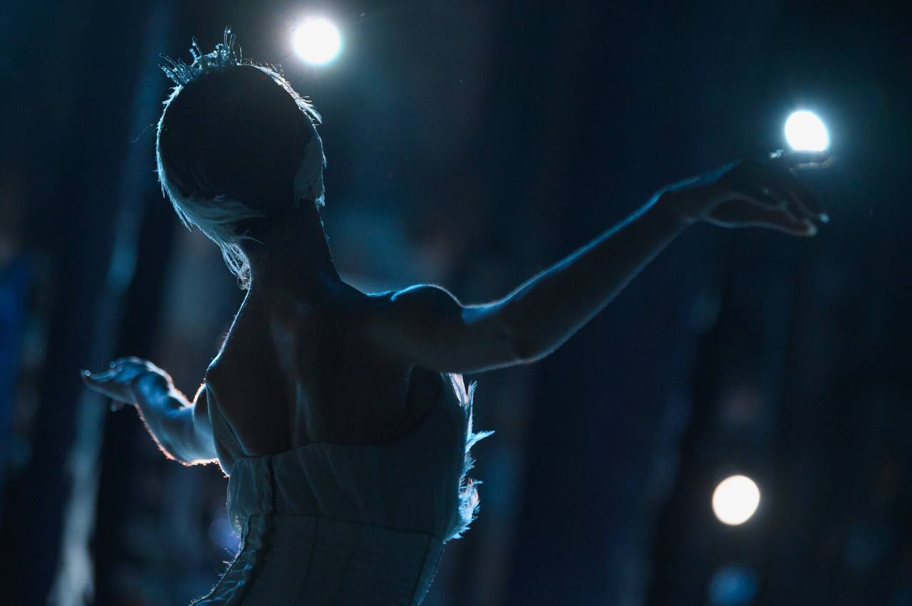 Пермский театр оперы и балета им П И Чайковского отмечает 155 лет Остались билеты на два праздничных гала концерта 19 и 25 декабря Декабрьские гала концерты это благодарность всем тем кто стоял у истоков кто сумел сохранить театр в сложные периоды кто вдохнул в него новую энергию Благодаря им Пермская опера и Пермский балет продолжают жить расти и вдохновлять Анна Волк генеральный директор театра 19 декабря в 19 00 гала концерт Пермской оперы 6 Это вечер в котором музыка разных эпох и стилей соединится напоминая о богатой истории театра и ее живом продолжении сегодня Откроет гала концерт увертюра к опере Михаила Глинки Жизнь за царя В программе также арии дуэты ансамбли и хоры из опер Дон Паскуале Свадьба Фигаро Травиата Клеопатра Лоэнгрин Хованщина Орлеанская дева Война и мир и другие Дирижеры вечера Владимир Ткаченко и Петр Белякин Билеты 25 декабря в 19 00 концертное исполнение оперы Джузеппе Верди Аида 6 Вместе с хором и оркестром масштабное оперное полотно пронизанное лирическими дуэтами представят солисты Пермской оперы Зарина Абаева Аида Борис Рудак Радамес Гарри Агаджанян Фараон Рустам Касимов Рамфис Энхбат Тувшинжаргал Амонасро Анатолий Шлиман Гонец и Анастасия Вятскина Великая жрица Приглашенная солистка вечера Светлана Каширина которая споет партию соперницы Аиды Амнерис Дирижер Владимир Ткаченко Билеты Фото Никита Чунтумов