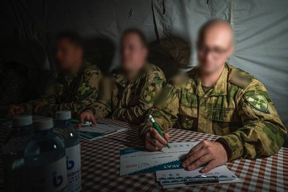 В Херсонской области прошел Большой этнографический диктант  В Херсонской области прошел Большой этнографический диктант. Впервые мероприятие прошло очно - на полевой площадке батальона Барс-33 имени Маргелова. Организаторами стали представители регионального "Дома народов" и филиала фонда "Защитники Отечества" при участии Федерального агентства по делам национальностей, сообщает Управление Росгвардии в Херсонской области.  "Диктант написали бойцы, представляющие разные народы России, демонстрируя, что культурное единство — наша сила. Большой этнографический диктант не только проверяет знания, но и укрепляет наше понимание общей истории и многообразной культуры народов России. Эта акция напоминает каждому из нас, что сила нашей страны — в единстве и взаимопонимании", - прокомментировал губернатор Херсонской области Владимир Сальдо.  Диктант состоял из 30 заданий с разными аспектами этнографии. Участники отвечали на вопросы, связанные с историей, географией, культурой, традициями и языками народов России.