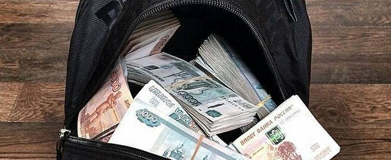 В Трехгорном четыре пенсионерки стали жертвами мошеннической схемы с диспансеризацией В Трехгорном 81 летняя местная жительница обманутая мошенниками под их давлением стала курьером забирая деньги у других пострадавших Инцидент начался со звонка на стационарный телефон пенсионерки Звонившая представилась сотрудницей медучреждения и предложив записаться на диспансеризацию выманила паспортные данные женщины Вскоре ей перезвонил сотрудник правоохранительных органов который заявил что она якобы передала сведения мошенникам Под этим предлогом он потребовал перевести деньги для проверки и предложил помочь другим женщинам оказавшимся в той же ситуации которым было тяжело передвигаться самостоятельно Пенсионерке поручили посещать пострадавших называть кодовое слово и забирать у них наличные для последующего оформления которые затем вместе с собственными сбережениями перевести на указанные счета В ходе оперативно розыскных мероприятий полицейские выявили еще трех местных жительниц в возрасте от 72 до 91 года ставших жертвами аналогичного обмана Всем им сначала звонили медики предлагавшие диспансеризацию а затем силовики под разными предлогами от требования задекларировать сбережения до проверки на спонсирование запрещенных организаций вымогали деньги Под давлением и угрозами они передавали свои сбережения курьеру первой обманутой пенсионерке Общая сумма ущерба превысила 1 5 миллиона рублей По данным фактам возбуждены уголовные дела по признакам преступления предусмотренного частями 2 и 3 статьи 159 УК РФ Мошенничество Полиция настоятельно рекомендует гражданам никогда не сообщать личные данные не переводить и не передавать деньги по просьб незнакомцев а также предупредить пожилых родственников о подобных схемах Проверяйте информацию через официальные каналы и не поддавайтесь на угрозы Полиция Южного Урала Подписаться Прислать новость novosti chelyab bot