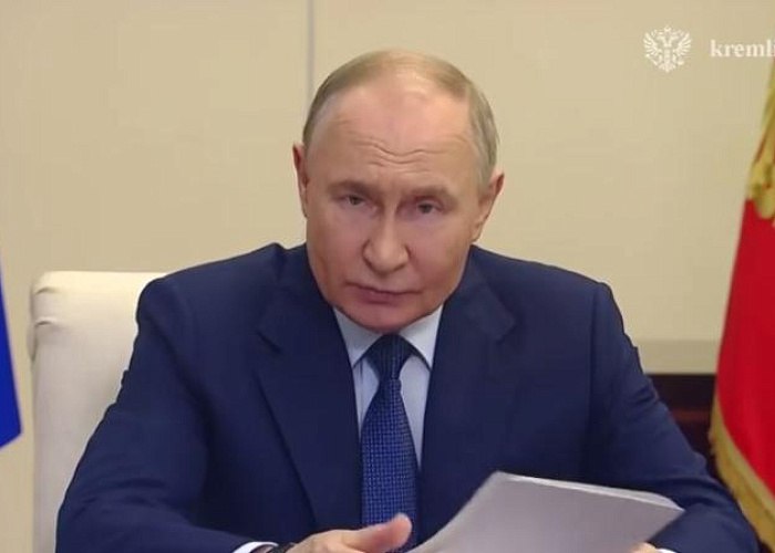 Мишустин отметил успехи Челябинской области на совещании с Путиным Премьер-министр Михаил Мишустин привел в пример Челябинскую область на совещании с президентом Владимиром Путиным, посвященном стратегическому развитию и реализации нацпроектов. На онлайн-заседании Совета, в котором принял участие губернатор Алексей Текслер, глава государства обозначил задачи по новым нацпрограммам до 2030 года. Владимир Путин подчеркнул значимость 2025 года в развитии страны. Нацпроекты должны превратить Россию в технологического лидера и затронуть ключевые сферы от демографии и экологии до науки и цифровизации. – Важно четко понимать направления, которые сегодня и в долгосрочной перспективе будут задавать темпы роста, динамику развития отраслей, регионов, всей страны, – акцентировал президент. — Профильные нацпроекты должны привести к достижению технологического лидерства не по названию, а по сути. Голосовать за канал