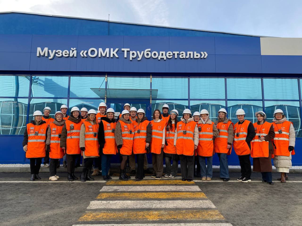 В Челябинской области дан старт пятому потоку образовательной программы Открытая промышленность 18 ноября 2025 года на предприятии АО Трубодеталь состоялось установочное совещание ознаменовавшее начало обучения команды промышленного туризма Челябинской области в пятом потоке всероссийской образовательной программы Открытая промышленность Мероприятие объединило представителей 27 промышленных предприятий и 2х организаций региона органов власти и экспертов в сфере промышленного туризма В течение ближайших месяцев их ждет интенсивное обучение включающее как теоретическую подготовку так и практическую работу по созданию новых туристических продуктов на промышленных площадках Программа дня началась с промышленной экскурсии История в деталях по производственным цехах и корпоративному музею АО Трубодеталь где участники смогли ознакомиться с лучшими практиками организации промтуризма на современном промышленном предприятии В рамках установочного совещания подробно рассказали о целях обучения которые регион ставит перед участниками команды механизмах взаимодействия с проектным офисом в рамках образовательной программы Специалисты проектного офиса будут оказывать методическую и информационную поддержку предприятиям на всех этапах обучения