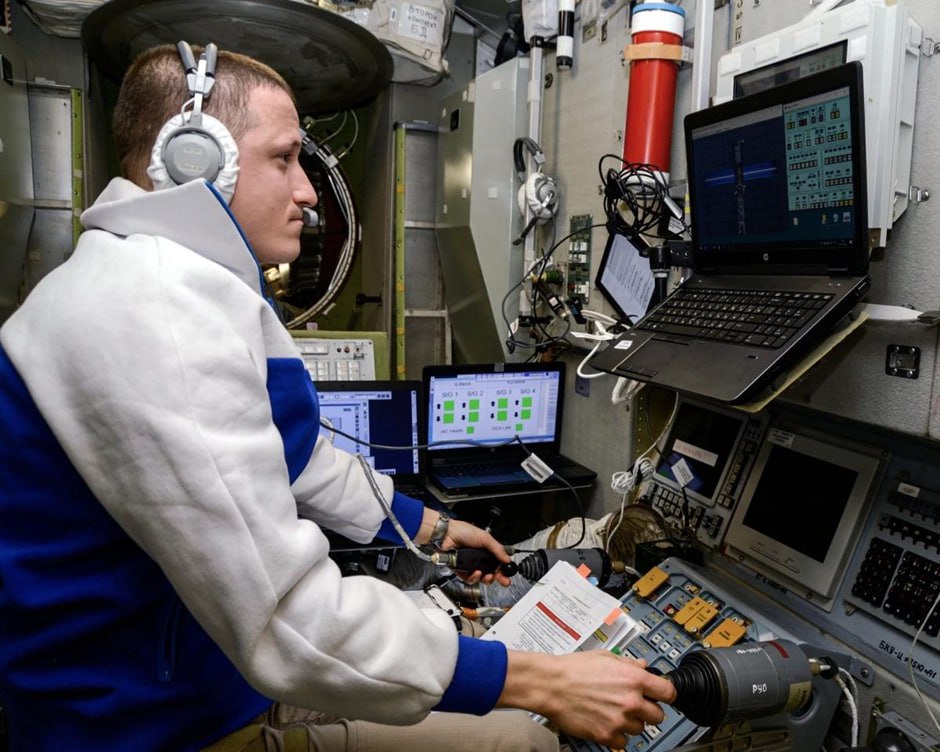 На МКС впервые интегрируют ИИ в работу космонавтов Роскосмоса Ежедневно российский экипаж ведёт дневники и готовит отчёты о жизни орбитального дома В новой космической командировке проведут эксперимент с ИИ помощником голосовым ассистентом который позволит ускорить и упростить огромное количество действий Завтра вместе с космонавтами Роскосмоса Сергеем Кудь Сверчковым и Сергеем Микаевым а также с астронавтом NASA Кристофером Уилльямсом на МКС отправится ГигаЧат от Сбера Нейросеть научили понимать профессиональный язык космонавтов и ознакомили с нюансами работы на станции ГигаЧат поможет расшифровывать заметки и формировать из них файлы Реклама ПАО Сбербанк Erid 2VtzqxMHHiq