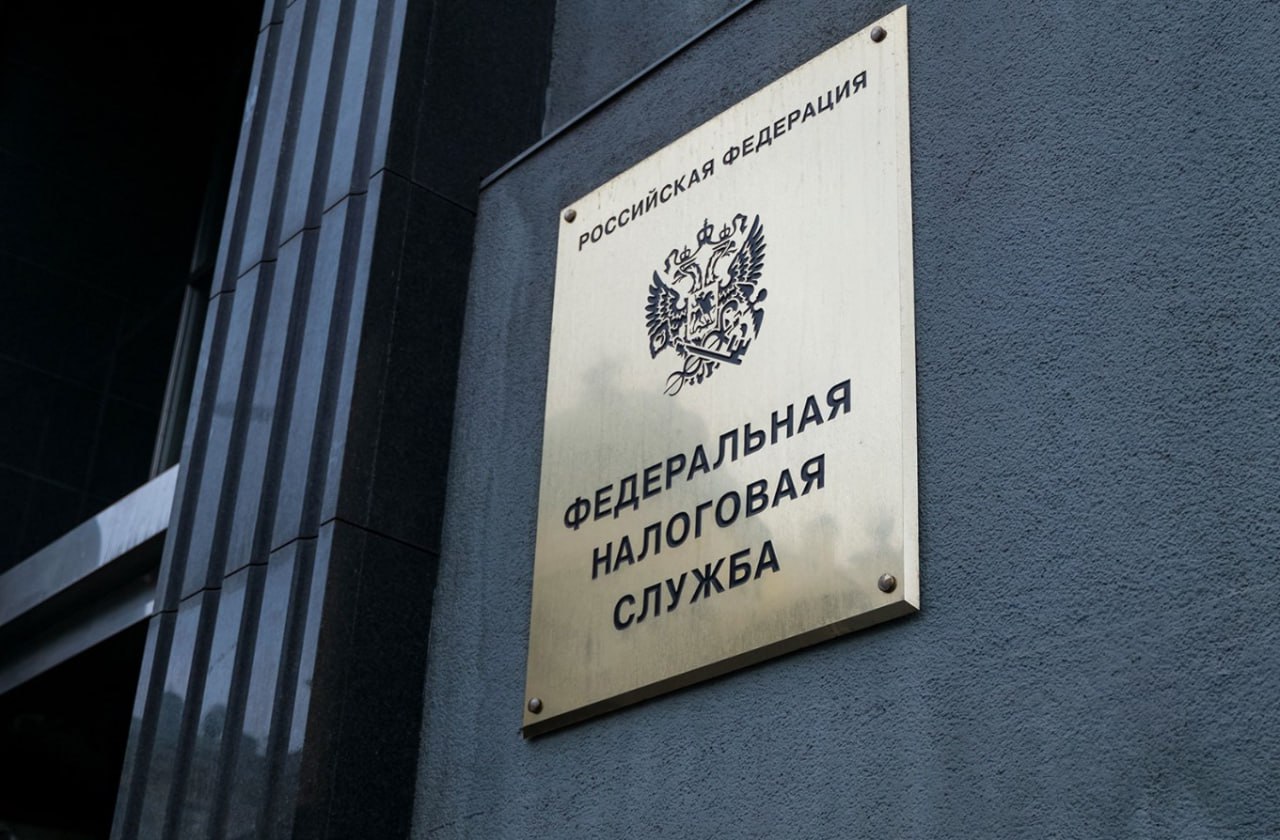 ФНС и банки восстановили стабильный обмен данными по автоУСН после январских сбоев Федеральная налоговая служба совместно с банками возобновила штатную работу автоматизированной упрощённой системы налогообложения автоУСН В начале 2026 года наблюдались сбои в передаче данных вызванные резким ростом числа подключений и транзакций после новогодних праздников Как пояснил замглавы ФНС Андрей Бударин Пик обращений пришелся на середину января когда передача информации в службу происходила с задержками Ведомство оперативно отработало ситуацию с банками и к началу февраля информационный обмен был полностью восстановлен Масштабы и точность системы По состоянию на 12 февраля режим автоУСН применяют 357 тыс налогоплательщиков С начала года банки передали данные о более чем 32 млн операций Точность разметки операций по оценкам ФНС составляет 97 Однако в службе уточняют сведения о фактическом характере операций есть только у самих предпринимателей которые могут подтвердить или скорректировать данные банка Технические вопросы и обращения В настоящее время около 6 обращений пользователей связаны с техническими проблемами В основном они касаются практических вопросов разметки операций и расчёта НДФЛ Это незначительная доля на фоне общего числа пользователей и объёма обрабатываемых данных ℹ Что такое автоУСН Режим автоУСН запущен в экспериментальном порядке с июля 2022 года Он доступен организациям и ИП с численностью штата до пяти человек и годовым оборотом до 60 млн рублей которые проводят расчёты через уполномоченные банки Система позволяет полностью отказаться от налоговой отчётности и освобождает от уплаты НДС налогов на имущество и других обязательных платежей рассчитывая налог автоматически на основе данных с расчётного счёта Навигация по каналам Акции Облигации Китай Трейдинг Новости Клуб