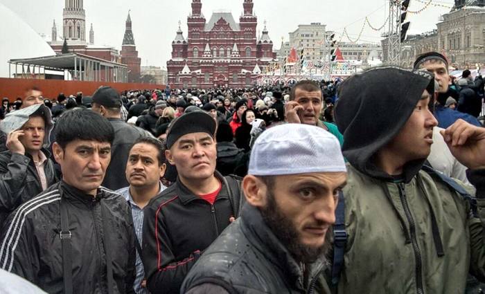 Прогноз Центра анализа миграционных тенденций Численность русских на территориях бывшего СССР сократилась с 145 млн до 126 млн человек с 1989 года К 2050 году численность русских в России сократится до 90 миллионов человек Доля некоренного населения среди граждан РФ вырастет с 5 до 13 Численность таджиков и узбеков превысит численность татар башкир и чеченцев Доля детей мигрантов составит 18 т е каждый 6 ребёнок будет из семьи мигрантов В 2050 году четверть жителей Москвы будет иметь мигрантское происхождение Дмитрий Никотин Подписаться