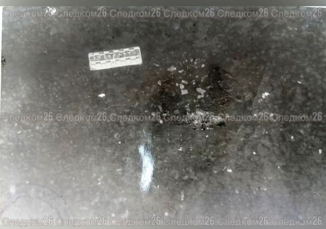 Дело передано в суд, спустя более 20 лет Следователи СКР завершили расследование уголовного дела по факту причинения тяжкого вреда здоровью несовершеннолетнего, совершенного более 23 лет назад. Об этом сообщили в Александровском межрайонном следственном отделе. Дело было ночью 22 июля 2001 года на одной из улиц села Долиновского ныне Долиновка . В состоянии алкогольного опьянения обвиняемый из хулиганских побуждений облил бензином и поджёг 17-летнего юношу. Потерпевшему были причинены ожоги 2-3 степени. Благодаря своевременной помощи парень остался жив. После совершения преступления обвиняемый скрылся и был объявлен в международный розыск. Долгое время он проживал на территории соседнего государства с поддельными документами. В ноябре прошлого года были установлены его настоящие персональные данные. Мужчине предъявлено обвинение по п.п. «б», «д» ч. 2 ст. 111 УК РФ умышленное причинение тяжкого вреда здоровью, совершённое с особой жестокостью из хулиганских побуждений . Уголовное дело направлено в суд.