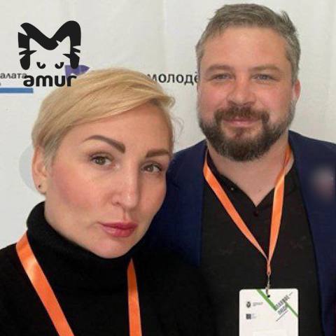 Чиновник с поддельным дипломом оказался братом главы округа в Хабаровском крае Родственница Дмитрия Кураева Олеся Положенцева много лет работала в администрации Советского Гаванского района и поднялась до врио Прошлой зимой стала главой Бикинского округа Она рассказала Amur Mash что не общается с Дмитрием и не знала о произошедшем Кураев был замглавы Советско Гаванского района по социальным вопросам Он купил диплом о высшем образовании в интернете за 40к Сегодня суд назначил ему 4 месяца ограничения свободы Несмотря на скандал бывший чиновник уже устроился директором городской бани Подписывайся на Amur Mash