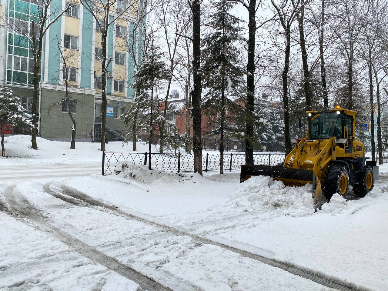 Техника и люди готовы выйти на уборку города — мэр Биробиджана  В связи с ожидаемой метелью многие биробиджанцы обеспокоены готовностью города к обильным осадкам. Максим Семёнов прокомментировал ситуацию:  Техника и люди готовы при необходимости выйти на уборку и подсыпку автодорог ночью. Сил и средств предостаточно. Кроме того, управление ЖКХ мэрии города отрабатывает вопрос с управляющими компаниями, которые отвечают за дворовые территории. В случае необходимости УК должны оперативно подключиться к устранению последствий непогоды.  Напомним, по прогнозу синоптиков, 26-27 ноября на территории ЕАО ожидается сильный снег, возможны гололед и снежные накаты.      Прислать новость