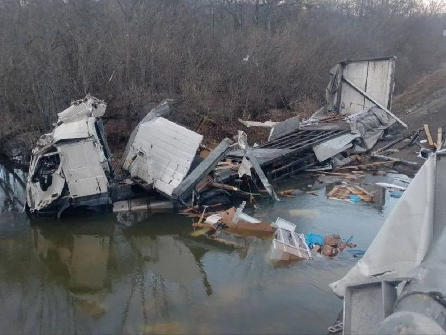 Пермский тягач перевернул в Приморье микрогрузовик пострадали оба водителя Столкновение большегруза с микрогрузовиком в результате которого получили травмы оба водителя произошло на 400 км автодороги А 370 Уссури Хабаровск Владивосток в районе Ружино   ПОДРОБНЕЕ НА PRIMPRESS PRIMPRESS в MAX ДЗЕН ЧАТ БОТ