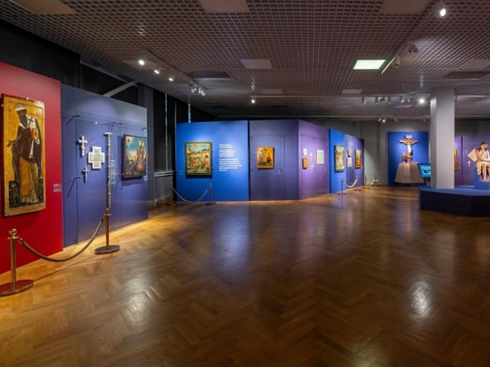 Архангельские иконы попали в экспозицию выставки Ковчег в Москве Экспозиция демонстрирует результаты масштабной реставрационной работы проведённой специалистами центра и собирает произведения из двенадцати государственных музеев России В их числе учреждения Вологды Пскова Твери Владимира Сольвычегодска Посетители выставки могут оценить высокое мастерство реставраторов а также познакомиться с особенностями иконописных школ разных регионов традициями лицевого шитья инкрустации и деревянной скульптуры Среди ключевых экспонатов икона Образ святого Модеста архиепископа Иерусалимского из коллекции Архангельского краеведческого музея созданная в 1758 году местным иконописцем и священнослужителем Андреем Пылаевым На полотне изображён эпизод из жития Святителя Модеста Икона представлена публике впервые после профессиональной реставрации В экспозиции также три иконы XVII века из собрания Сольвычегодского историко художественного музея восстановленные специалистами центра Грабаря Фото пресс службы Минкульта Архангельской области