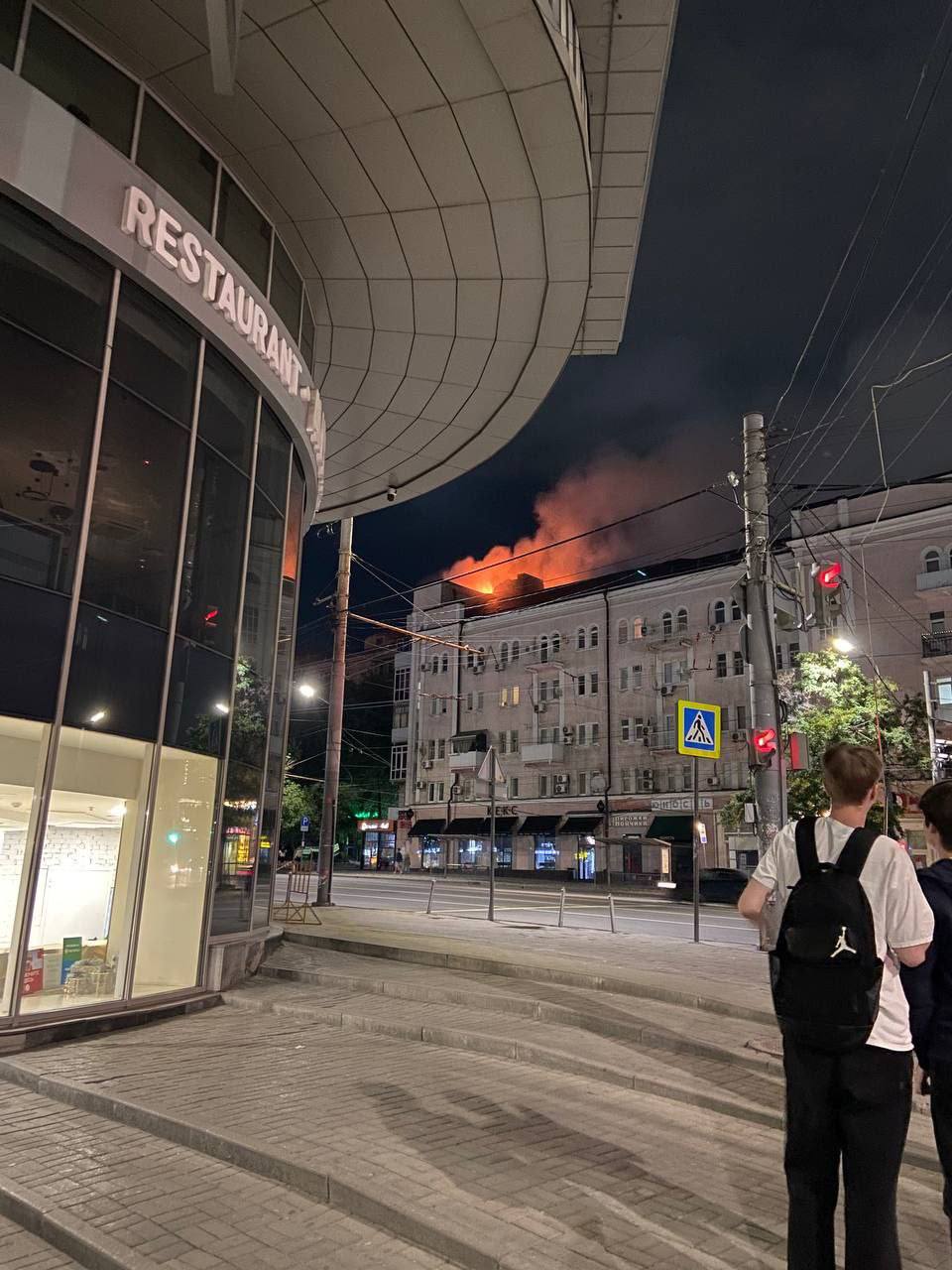 Вчера ночью на Буденновском, в опасной близости от недавно горевшего ТЦ «Астор-Плаза», вспыхнула крыша жилой многоэтажки. Пожарные быстро ликвидировали пожар на площади в 50 квадратных метров, на это им потребовалось около сорока минут. В 01:23 огонь уже был потушен. Никто не пострадал. Подписаться Прислать нам новость