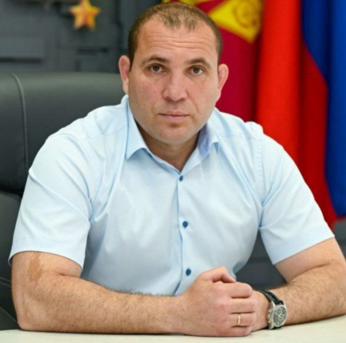 В команду администрации города героя Новороссийска вернулся Александр Иванович Яменсков Теперь он будет занимать должность консультанта главы по вопросам транспорта безопасности и спорта Это то же самое направление которое он курировал многие годы на должности заместителя главы города Уверены что опыт Александра Ивановича его глубокие знания отрасли специфики нашего города помогут в решении важных задач Искренне желаем нашему коллеге успешной и эффективной работы реализации всех намеченных планов и задач