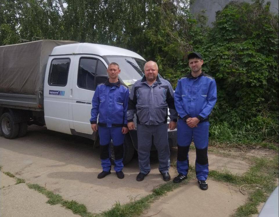 В Генический муниципальный округ прибыла новая ремонтная бригада из Адыгеи Специалисты из Адыгеи приехали в Генический муниципальный округ. В рамках шефской помощи они будут проводить ремонтные работы в учреждениях образования. Специалисты осмотрели первый объект - школу в пос. Ровное. Много лет в учебном заведении нет отопительной системы, поэтому объекту будет уделено повышенное внимание.