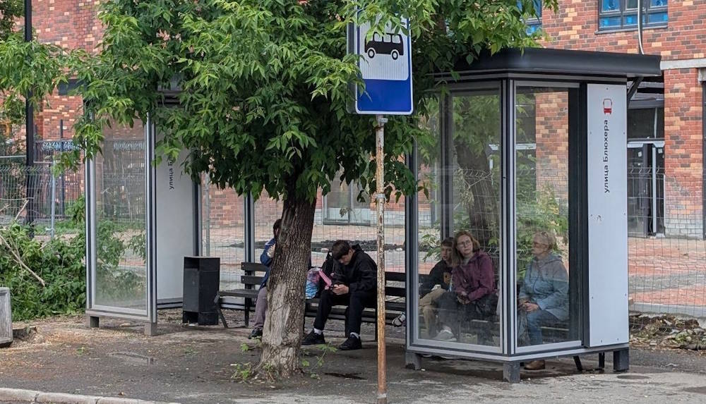 В Екатеринбурге замечена «пермская» остановка Как рассказал пермский активист Александр Синявский, это не типовая конструкция от производителя, а модернизированная в своё время по инициативе департамента транспорта Перми. «На павильоне иконка автобуса, которая была нарисована моим бывшим коллегой для создания единого стиля «Пермского транспорта»», - говорит активист. Также екатеринбургская остановка оборудована ветрозащитными стенками и цельной большой скамейкой, которые ранее были придуманы пермскими урбанистами. «Наверно, помните, что изначально, когда сделали такой удлиненный павильон, в нём были две короткие скамейки за ветрозащитными стенками. В последствии с коллегами решили, что лучше делать одну большую», - добавляет Александр Синявский. Остановочный павильон установил один из застройщиков Екатеринбурга. Он находится на улице Блюхера. >