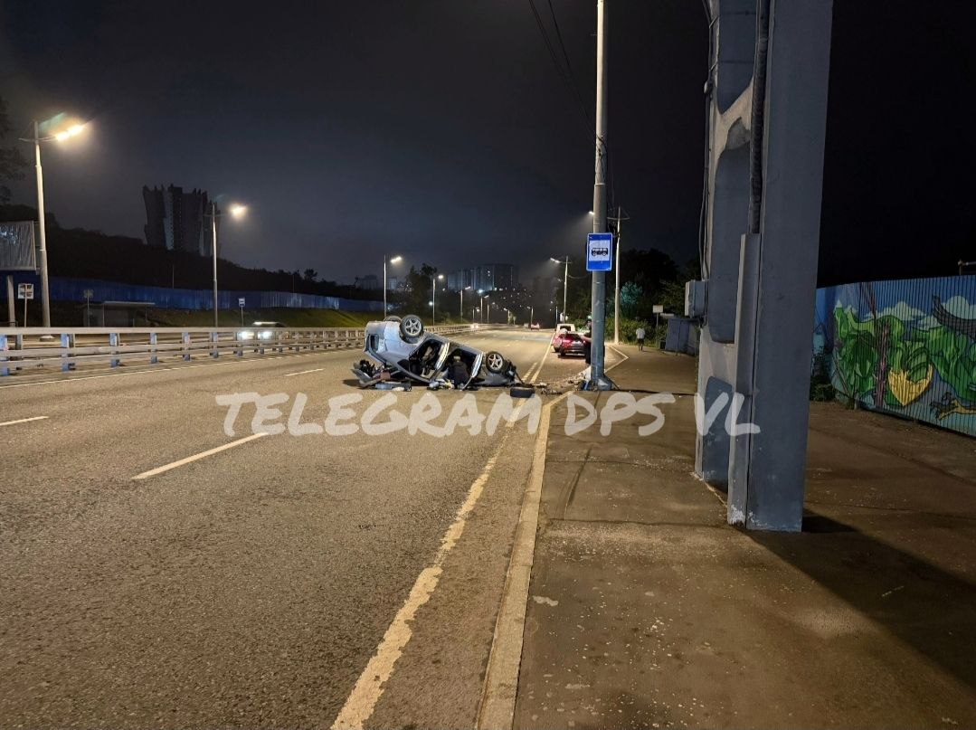 Жёсткое ДТП во Владивостоке в районе Проспекта Столетия, 157Д. Водитель Toyota Prius двигаясь в сторону Зари, не справился с управлением, врезался в столб и перевернулся. Каким-то чудом он не пострадал. Источник АВТОГАРАНТ Связаться с нами Подписаться DPS VL