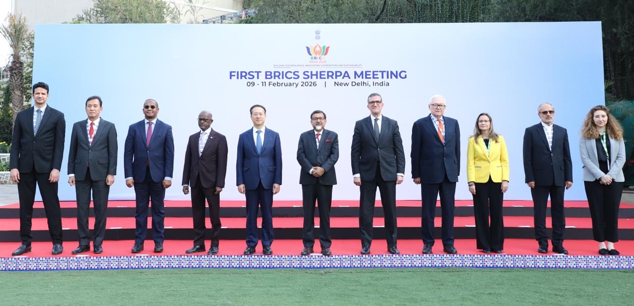 9 10 февраля в Нью Дели состоялась первая в рамках индийского председательства в БРИКС встреча шерп су шерп стран объединения Российскую делегацию возглавил заместитель Министра иностранных дел России шерпа России в БРИКС С А Рябков Главы делегаций были приняты Министром иностранных дел Индии С Джайшанкаром В ходе заседания были представлены приоритеты индийской вахты в сферах повышения эффективности институтов глобального управления углубления диалога по актуальным вопросам международной повестки дня антитеррора обеспечения безопасности информационно коммуникационных технологий инноваций искусственного интеллекта здравоохранения науки продовольственной и энергетической безопасности Обсуждены вопросы консолидации механизмов сотрудничества в рамках объединения Все участники высказались за дальнейшее укрепление взаимодействия в формате БРИКС на международных площадках на фоне возрастающих вызовов многосторонности Подчёркнута важность обеспечения преемственности в работе объединения и нацеленность на достижение практических результатов с опорой на достижения предыдущих лет по всем направлениям стратегического партнёрства политика и безопасность экономика и финансы гуманитарные обмены Отмечена готовность продолжить осуществление инициатив запущенных в рамках российского и бразильского председательств в 2024 году и 2025 году В этом контексте С А Рябков особо выделил востребованность создания трансграничной платёжной расчетно депозитарной и перестраховочной инфраструктуры БРИКС а также Новой инвестиционной платформы и Зерновой биржи БРИКС На полях мероприятия состоялись двусторонние встречи С А Рябкова с коллегами из Бразилии Египта Индии Ирана и Эфиопии Фото индийского председательства в БРИКС РоссияБРИКС