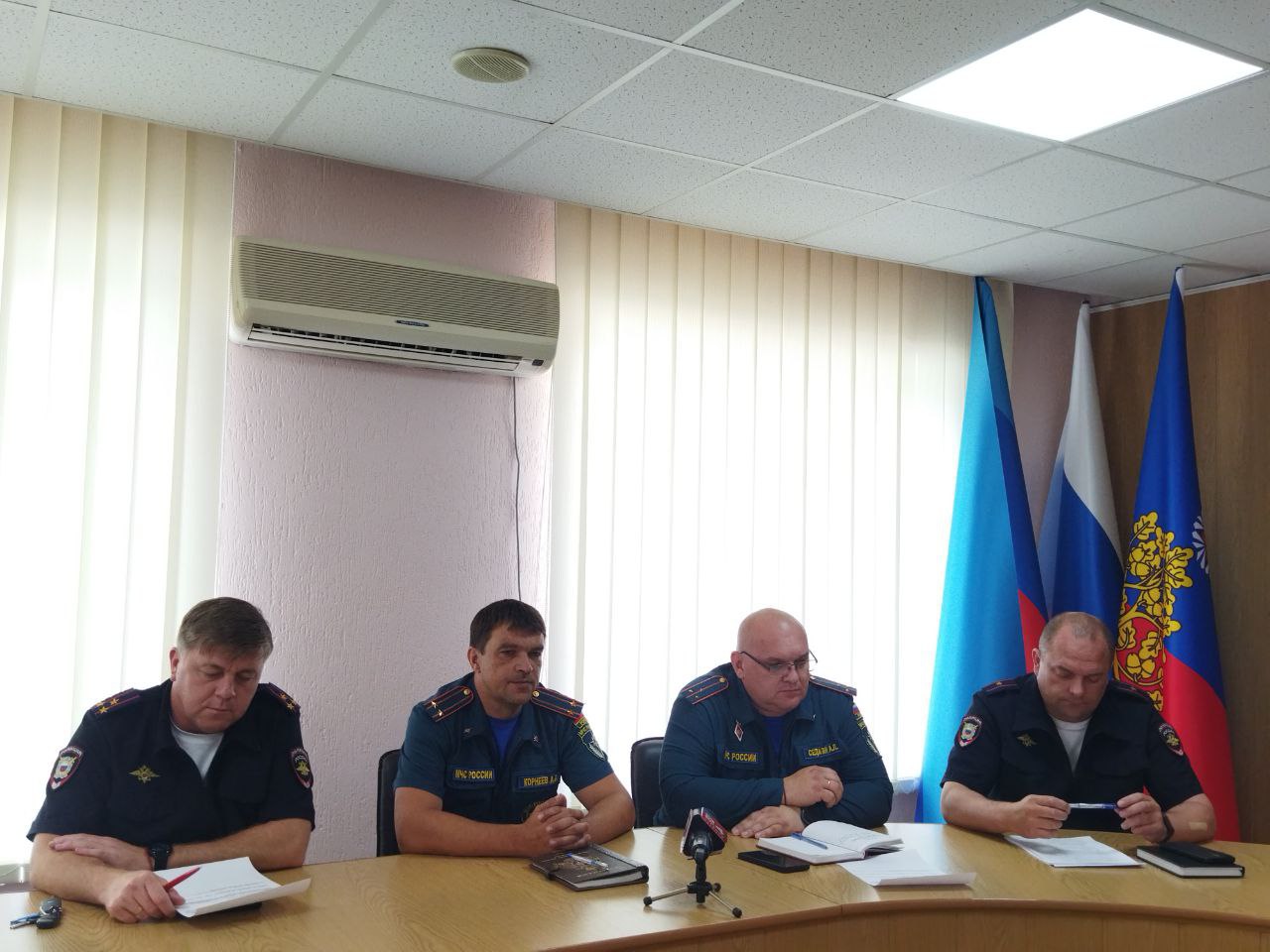 Сегодня Глава городского округа провёл очередное заседание комиссии по техногенно-экологической безопасности и чрезвычайным ситуациям В ходе совещания были заслушаны доклады начальников отделов жизнеобеспечений поселков городского округа и села Благовка о проводимых мероприятиях, направленных на соблюдение правил противопожарной безопасности на вверенных им территориях. "Обращаю внимание внимание присутствующих на необходимости своевременно обновлять минерализованные полосы и держать их состояние на постоянном личном контроле" - отметил Андрей Рубанцов. Глава городского округа дал начальникам отделов по обеспечению жизнедеятельности посёлков и села Благовка поручение, в случае возникновения внештатных и чрезвычайных ситуаций, незамедлительно информировать Администрацию городского округа и соответствующие профильные службы об этих происшествиях.