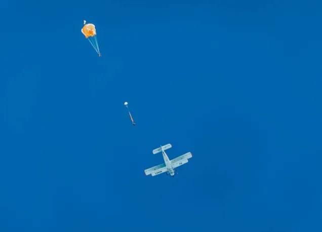 В 2026 году в Жиганском и Среднеколымском районах Якутии откроются новые отделения авиационной охраны лесов В Республике Саха Якутия ведётся планомерная подготовка к пожароопасному периоду 2026 года Одним из ключевых направлений подготовки является поэтапное создание новых авиационных отделений в Арктической зоне В 2026 году планируется открытие авиационных отделений Авиалесоохраны в Жиганском и Среднеколымском районах Ранее были созданы Витимское и Саныяхтахское авиационные отделения что уже позволило значительно повысить скорость реагирования на лесные пожары Реализация этих мероприятий предусматривает сокращение зон контроля тушения лесных пожаров на 10 3 млн гектаров при одновременном увеличении площади охраняемой территории В результате охраняемая зона будет расширена до 5 млн гектаров что обеспечит более раннее обнаружение возгораний и оперативное реагирование на них В 2027 году планируется открытие Белогорского авиационного отделения в Абыйском улусе В 2025 году впервые на территории республики не вводился режим чрезвычайных ситуаций в лесах В рамках подготовки к пожароопасному сезону также продолжается формирование Сводного плана привлечения сил и средств На сегодняшний день согласованы 23 плана тушения лесных пожаров по лесничествам республики в работе остаются два документа по Верхоянскому и Мирнинскому лесничествам По предварительным данным численность сил и средств лесопожарных и аварийно спасательных формирований в пожароопасный сезон 2026 года сохранится на уровне прошлого года Аварийно спасательные формирования будут представлены 442 специалистами и 36 единицами техники включая подразделения Главного управления МЧС России по Республике Саха Якутия Государственной противопожарной службы республики и Службы спасения Республики Саха Якутия Лесопожарные формирования насчитывают 1 329 человек и 356 единиц техники В их состав входят ГБУ РС Я Авиалесоохрана 703 человека и 52 единицы техники ГАУ РС Я Якутлесресурс 564 человека и 275 единиц техники ФГБУ НП Ленские столбы 38 человек и 11 единиц техники ФГБУ ГЗ Олекминский 24 человека и 18 единиц техники В настоящее время проводится корректировка и сбор информации о силах и средствах муниципальных образований и арендаторов лесных участков а также работа по подписанию необходимых соглашений Напомним значительные результаты были достигнуты и по итогам пожароопасного сезона 2025 года В республике зарегистрировано 400 лесных пожаров на землях лесного фонда общей площадью свыше 160 тыс гектаров Для сравнения в 2024 году было зафиксировано 1 006 пожаров на площади более 3 19 млн гектаров Таким образом количество пожаров сократилось почти в 2 6 раза а площадь пройденная огнём в 19 раз Оперативность тушения в первые сутки выросла до 63 против 24 5 годом ранее К тушению привлекались более 7 3 тыс человек и 329 единиц техники Федеральное финансирование охраны лесов от пожаров составит порядка 4 1 млрд рублей Увеличение объёма средств стало возможным благодаря поддержке федерального центра По итогам визита Президента России Владимира Путина в Якутию в июне 2024 года и обращения Главы республики Айсена Николаева финансирование с 2025 года было увеличено с 1 6 до порядка 4 млрд рублей в год и будет сохранено в текущем году и в 2027 году единаяроссия сахасирэ ольгабалабкина мыработаем россия якутия арктика экология арктическаяякутия Подписывайтесь на канал   t me balabkinaov