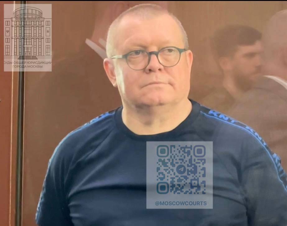  Шебекинский предприниматель Владимир Тебекин приговорен к 5 годам и 9 месяцам лишения свободы и штрафу в 900 тыс. рублей за растрату и отмывание имущества. Его сообщник, Владимир Захаров, получил 4 года и 7 месяцев заключения и штраф 600 тыс. рублей. Они разработали схему незаконной передачи имущества ЗАО «Энергомаш Белгород – БЗЭМ» под контроль своей компании. У осужденных конфисковали более 535 млн рублей. Оба будут отбывать наказание в колонии общего режима. Тебекин был задержан в 2023 году по обвинению в создании ОПГ и других экономических преступлениях. Приговор еще не вступил в законную силу.
