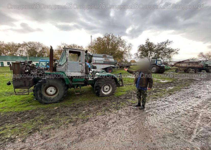 На Ставрополье возбудили уголовное дело против экс директора психоневрологического интерната В злоупотреблении должностными полномочиями обвиняется бывший руководитель учреждения в Кочубеевском округе По версии следствия в 2023 2025 годах мужчина руководивший интернатом и крестьянско фермерским хозяйством заставлял подчиненных работать в полях Для обработки 680 тыс кв м сельхозугодий использовали технику и дизельное топливо которые закупали для ПНИ Ущерб учреждению составил не менее 1 млн рублей По требованию прокурора директор уволен в связи с утратой доверия Сейчас фигурант находится под домашним арестом сообщили пресс службы краевых СУ СКР и прокуратуры chp26rus