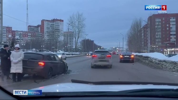 В микрорайоне Садовый из-за ДТП затруднено движение транспорта    Затруднения в движении наблюдаются в микрорайоне Садовый на ул. Уинской. Чуть дальше перекрестка с  ул. Юрша столкнулись две легковушки. Судя по всему, водитель, выезжавший со второстепенной дороги, не пропустил другого. К счастью, никто не пострадал. Автомобили получили механические повреждения.