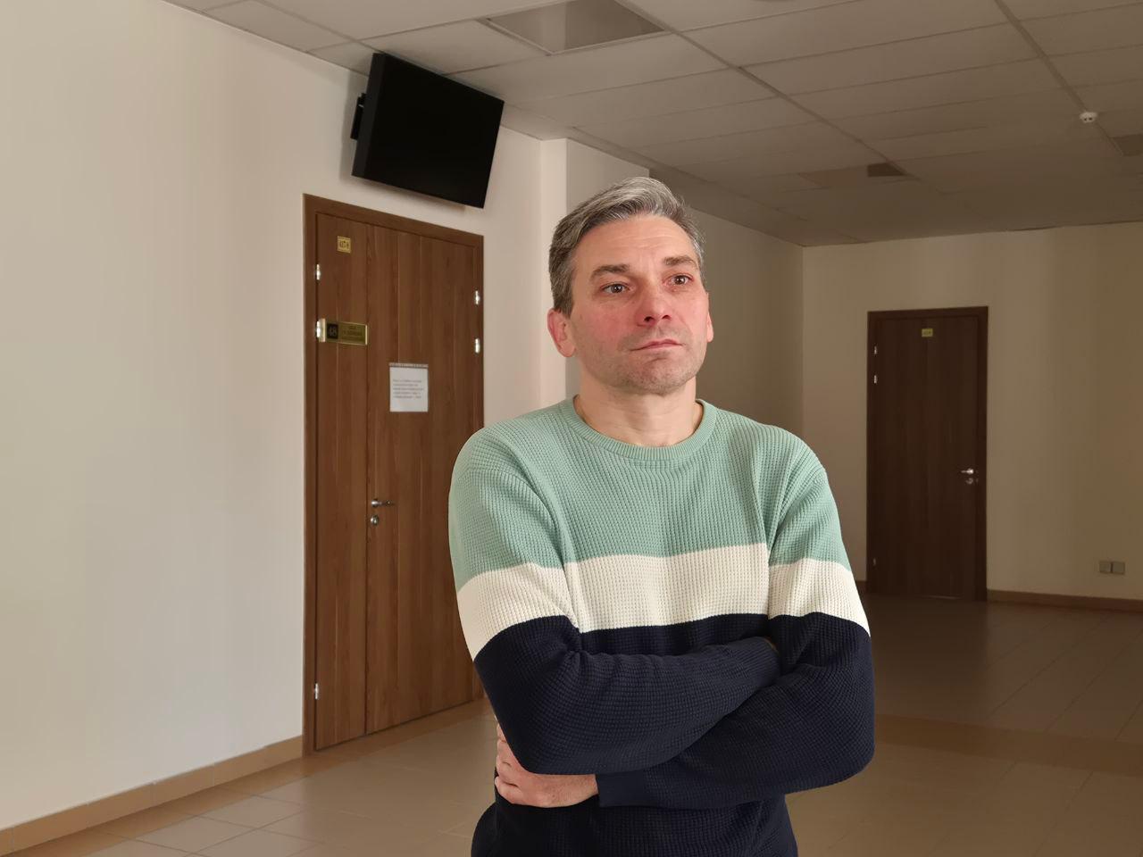 Петербуржца не стали лишать свободы за краску на флаге и плакате Николая Трофимова оштрафовали на 700 тысяч рублей и назначили 2 5 года ограничения свободы ему запретили участвовать в публичных мероприятиях и митингах покидать дом с 22 00 до 6 00 выезжать за пределы Петербурга и переезжать без согласия силовиков передает корреспондент Бумаги из зала суда Сам Трофимов рассказал что удивлен что судья не стал назначать более жестокое наказание Пытки Ранее Трофимов сообщил что дал свои первые показания под давлением По его словам оперативники били его по голове кулаками ногами поднимали и бросали на пол надевали противогаз и зажимали его чтобы было трудно дышать Преследование По версии следствия в 2023 и 2024 годах Николай Трофимов облил черной краской несколько копий знамени Победы и российских флагов висевших у парадных а также закрасил краской изображение военнослужащего на билборде на Комендантском проспекте За это его преследуют по статьям о реабилитации нацизма и надругательстве над флагом Фото Бумага Подписывайтесь на Бумагу и предлагайте новости