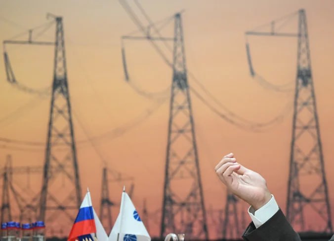 Власти готовятся повысить нагрузку на крупных потребителей электроэнергии FEES По данным Ъ механизм take or pay бери или плати в электросетях когда новые крупные клиенты будут платить за услуги по передаче электроэнергии не по факту потребления а по максимальной мощности все же будет принят Соответствующие нормативные активы правительство подготовит к 15 апреля К той же дате Минэнерго должно проработать возможность запрета на прямое подключение новых потребителей к магистральным сетям На принятии этих мер в рамках тарифной реформы электросетей давно настаивали Россети jkinvest news jkinvest