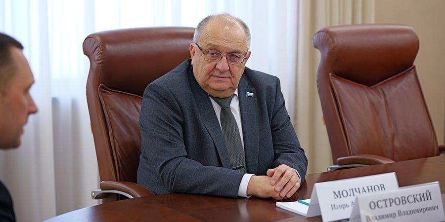 И п главы Саратова станет руководитель Ленинского района Игорь Молчанов Исполняющим полномочия главы Саратова станет Игорь Молчанов Об этом сообщил в своем телеграм канале губернатор Роман Бусаргин Михаил Исаев возглавлявший город решил перейти на работу в областное правительство в должности вице губернатора В связи с этим занять его место на посту мэра Саратова предложили Игорю Молчанову который руководит Ленинским районом Его кандидатуру Роман Бусаргин обсудил с депутатами гордумы Владимиром Островским и Еленой Злобновой которые его поддержали Свое согласие дал и Молчанов Игоря Александровича знают многие жители города В разное время он возглавлял администрации Фрунзенского Октябрьского и Ленинского районов Саратова Он детально знает город и понимает какие вопросы необходимо решать в первую очередь чтобы областной центр и дальше преображался становился комфортнее для горожан и гостей подчеркнул Бусаргин Предположительно на смену Молчанову на должность руководителя Ленинского района могут поставить Артема Курочкина Он руководил Базарно Карабулакским районом но сегодня объявил о сложении полномочий ради работы в областном центре