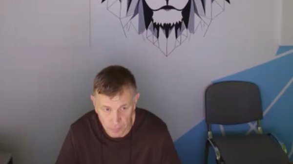 Жителя Эстонии приговорили к 5 годам заключения по обвинению в шпионаже в пользу России Вируский уездный суд в Эстонии приговорил к пяти годам лишения свободы жителя Нарвы Игоря Лобина по обвинению в шпионаже в пользу России Об этом сообщили представители суда и прокуратуры страны Перевод приводит ERR Лобина также оштрафовали на 2 215 евро Приговор вынесли в порядке договорного судопроизводства то есть мужчина согласился со сроком отмечает Postimees При этом он просил закрыть заседание от журналистов ссылаясь на возможную месть ФСБ По версии следствия Лобин с 2017 года передавал ФСБ данные об обороне Эстонии внутренней безопасности деятельности силовых структур учениях Сил обороны и добровольческих дружин Кайтселийт а также о переходе школ на эстонское образование и готовности различных гоструктур к кризисам По словам директора Полиции безопасности Таави Нарица технический инспектор Лобин у которого не было доступа к конфиденциальной информации регулярно посещал Россию и с отдельного телефона переписывался с куратором записанным как продавец рыболовных снастей Например сообщение в переписке Новые приманки поступят в продажу было сигналом о том что требуются самый последний обзор и информация утверждает Нариц Лобин получил минимальное вознаграждение и по существу были покрыты только его транспортные и другие эксплуатационные расходы Лобин был классическим идеологическим агентом В доме уроженца Нарвы Лобина было найдено более 300 георгиевских лент В 2017 году в разговоре с американскими журналистами приехавшими в Нарву Лобин называл Путина величайшим лидером отмечает Нариц Нарвские издания в 2014 2016 годах писали что Лобин с сыном участвовал в восстановлении советского танка памятника Т 34 и монумента Три штыка а еще они участвовали в муниципальных выборах от их же общества Память реставрировавшего советские памятники Оформите Зона VPN и выходите в свободный интернет zona vpn bot