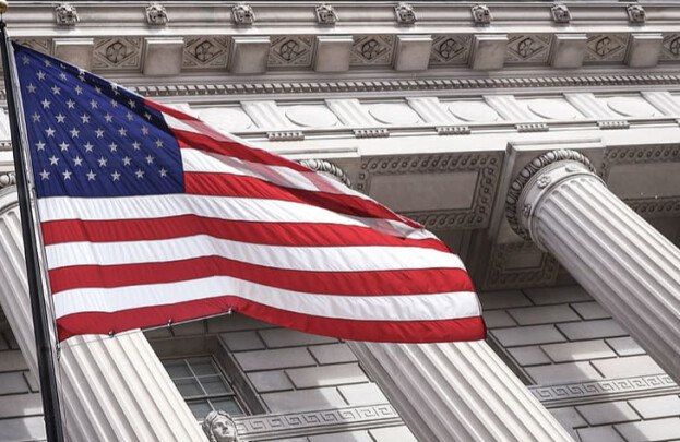 Глава МИД Венгрии: отказ США от переговоров по Украине станет ударом по надежде на мир «Думаю, что будет очень плохо, если мы не сможем рассчитывать на президента США и его администрацию в решении этого вопроса в течение следующих нескольких недель или месяцев. Но, насколько я понимаю, они пока определенно не говорили, что полностью откажутся от этого. <...>Только США обладают достаточным влиянием, чтобы убедить стороны конфликта сесть за стол переговоров», — сказал министр иностранных дел Венгрии Петер Сийярто журналистам после выступления в Пече. Он также прокомментировал текущий в Венгрии референдум по вопросу о вступлении Украины в ЕС. Он напомнил, что Будапешт выступает против поспешного принятия Киева в союз, опасаясь разрушения европейской экономики и втягивания ЕС в прямое противостояние с Россией. Южная служба новостей