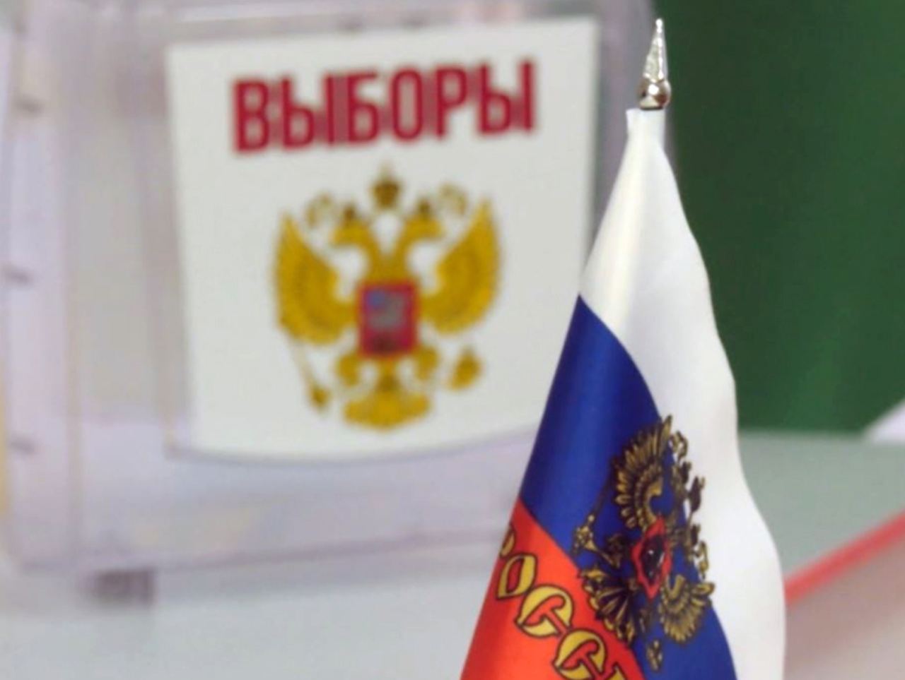 Верховный суд признал законным отказ участнику СВО в регистрации на выборах — он не смог подать документы лично ВС РФ подтвердил отказ участнику боевых действий в Украине Дмитрию Поршневу в регистрации кандидатом на выборах в Псковской области, пишут «Ведомости». Военный пытался стать кандидатом на должность главы Гдовского района. Территориальная избирательная комиссия ему в этом отказала, так как документы подал не он, а его жена по нотариальной доверенности. Сам Поршнев в это время находился на фронте, отмечает издание. Мужчина оспаривал это решение в судах, но безуспешно. В итоге, Верховный суд подтвердил, что для регистрации кандидатом по закону требуется личное присутствие и постановил: сама кампания уже завершена, а отмена предыдущих решений не восстановит избирательные права военного. Эксперты, опрошенные «Ведомостями», отметили, что формально возможность баллотироваться у военнослужащих есть — они могут получить увольнение для этого. Но на практике так происходит редко. При этом, Госдума уже обсуждает возможность разрешить участникам СВО подавать документы через доверенных лиц, но пока такой законопроект не принят, пишут «Ведомости». На выборах в сентябре 2024 года партия «Единая Россия» выдвинула на региональных выборах разного уровня 380 участников спецоперации. Из них 308 получили мандаты. Еще 43 военнослужащих выдвигались от других партий — КПРФ, ЛДПР и «Справедливой России», подсчитали СМИ.