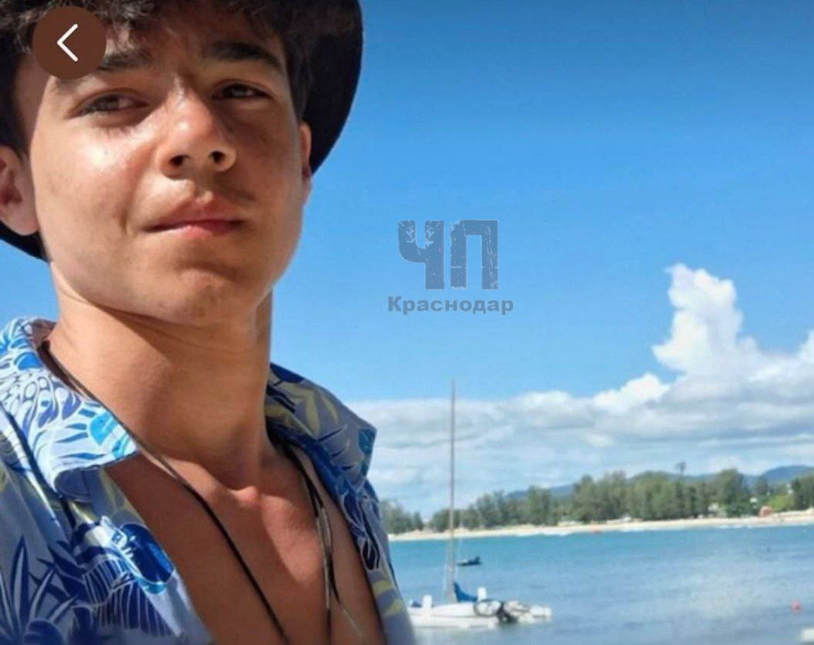 В Новороссийске хлопчик публично оскорбил участников СВО, насмехаясь над их фамилиями! Некий Мурад разместил в своем Telegram-канале «кружочек», где он пренебрежительно и с издевкой смеется над фамилиями героев СВО, чьи имена размещены на доске почета. Пользователи сети возмущены таким поведением и требуют его наказать.
