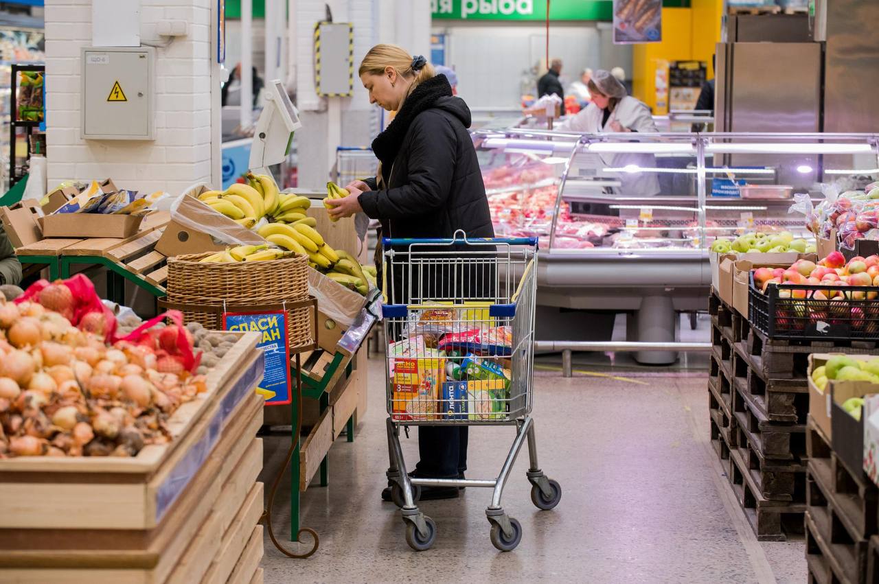 Стоимость минимальной продуктовой корзины в Петербурге выросла до 8 563 3 рубля сообщили в Руспродсоюзе За декабрь её рост стоимости в целом по России составил 3 58 Отметим что в Москве минимальный набор продуктов обходится в 8 703 4 рубля а в Ленобласти 8 444 5 рубля Самая дорогая продуктовая корзина на Чукотке 18 376 9 рубля и в Камчатском крае 12 696 рублей самая дешёвая в Мордовии 5 927 1 рубля и в Пензенской области 6 191 4 рубля Сергей Ермохин ДП Подписаться на ДП в Telegram MAX