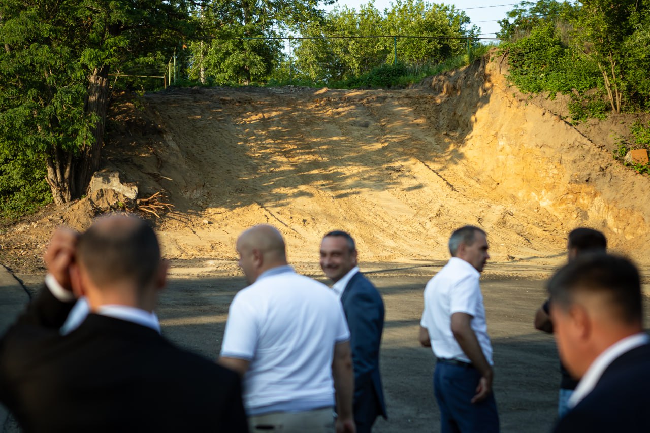 Вместе с врио губернатора Александром Хинштейном побывали на Новой боевке. Продолжаем приводить в порядок общественное пространство. Снесли аварийные дома и вывезли мусор. Спланировали площадку. В планах расширить дорогу и создать парковку. Для этого будем решать вопрос с переносом двух электрических столбов и газовой трубы. Подписывайтесь: