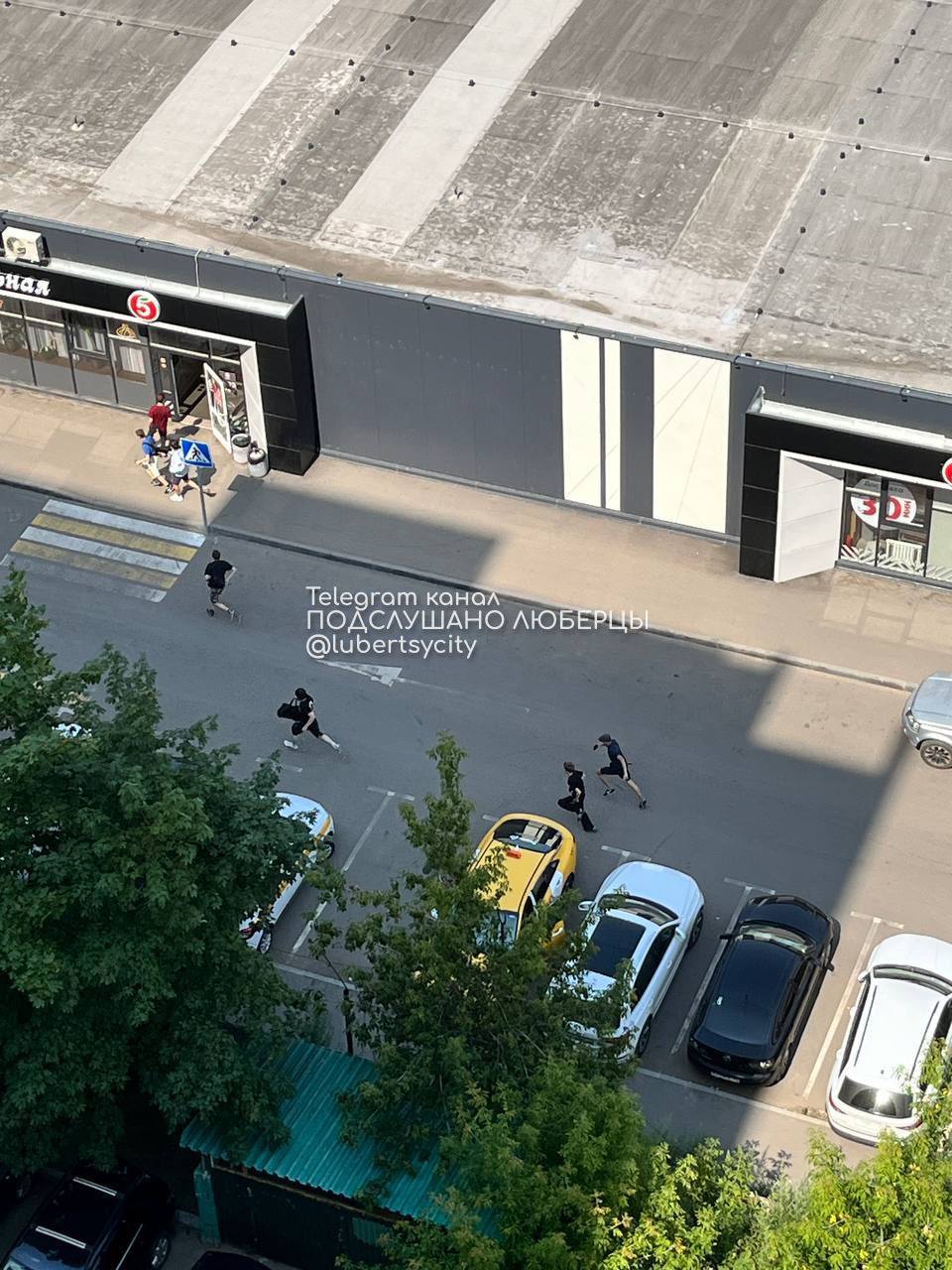 В Люберцах толпа подростков избили человека возле автомойки на ул Черемухина. Причины неизвестны. Некоторые были в масках. После прибытия патруля на глазах у полицейского разбежались. Подслушано Люберцы