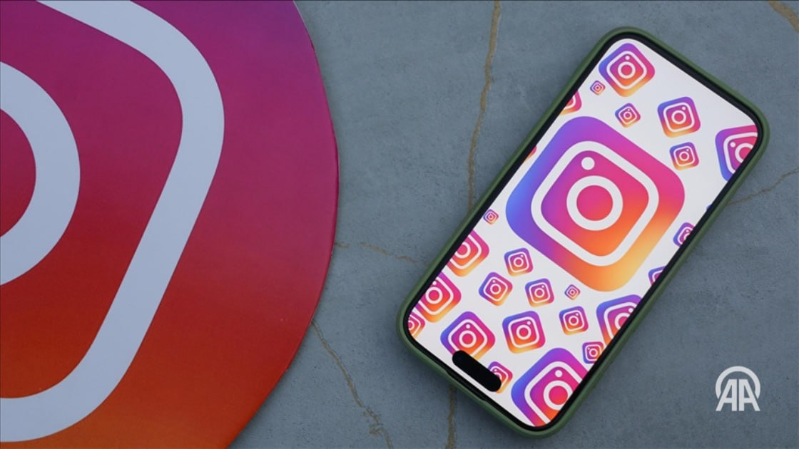 Соцсеть американской технологической компании Meta Instagram введет новые ограничения для аккаунтов подростков Об этом говорится в пресс релизе компании Теперь пользователи младше 18 лет по умолчанию смогут видеть лишь контент соответствующий рейтингу PG 13 обозначающий материалы которые могут быть неподходящими для детей младше 13 лет Подробнее на нашем сайте v aa com tr 3717215 24 7 в сутки с Агентством Анадолу