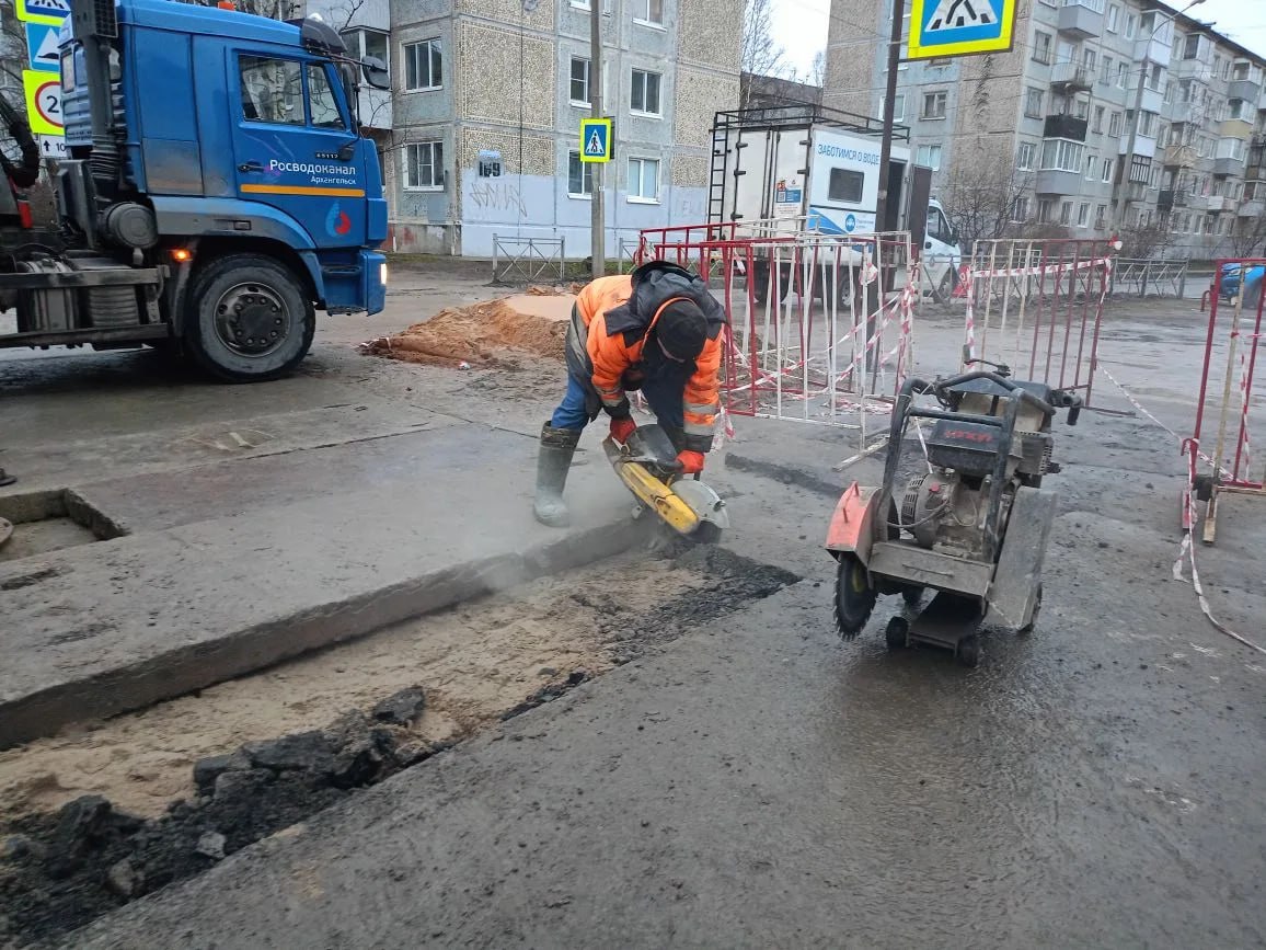 На проспекте Советских Космонавтов в Архангельске завершается восстановление дорожного покрытия Бригады РВК Архангельск восстанавливают дорожное полотно на проспекте Советских Космонавтов в районе улицы Гайдара где накануне были завершены аварийно восстановительные работы на сетях водоснабжения Благоустройство проводится в зимнем варианте это значит что вместо асфальта на дорогах общего пользования выкладываются дорожные плиты За прошедшие сутки на участке уже уложено 14 дорожных плит Сейчас специалисты приступили к самому ответственному этапу монтажу плит в непосредственной близости от трех инженерных колодцев Эта операция требует ювелирной точности при резке железобетонных конструкций так как ошибка может привести к повреждению плиты и необходимости начинать работу заново Полное восстановление проезжей части на данном участке планируется завершить в течение завтрашнего дня Ограничения движения будут сняты 5 декабря к 20 00 Фото РВК Архангельск