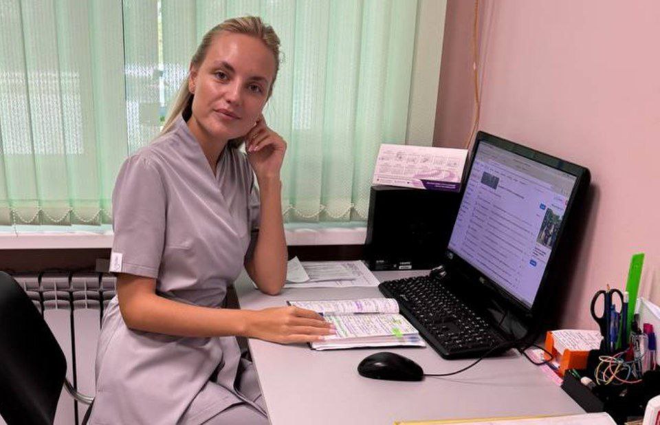 Два случая кори выявили в Советском районе Н.Новгорода на минувшей неделе В обоих случаях заражены непривитые дети, но в контакте оказались и взрослые. Врач-эпидемиолог поликлиники № 30 Анна Рябова рассказала об экстренных противоэпидемических мерах. «В первые сутки с получения экстренного извещения проведено оперативное эпидрасследование. На три недели под медицинское наблюдение взяты все, кто находился в семейном очаге и мог контактировать с заболевшими, а также определен круг контактных лиц, подлежащих срочной вакцинации в течение 72 часов», - рассказала врач-эпидемиолог. Иммунизации против кори подлежат контактные дети и взрослые всех возрастов , не привитые против кори в соответствии с Нацкалендарём и не болевшие корью. Эпидемиологи – наши бойцы невидимого фронта