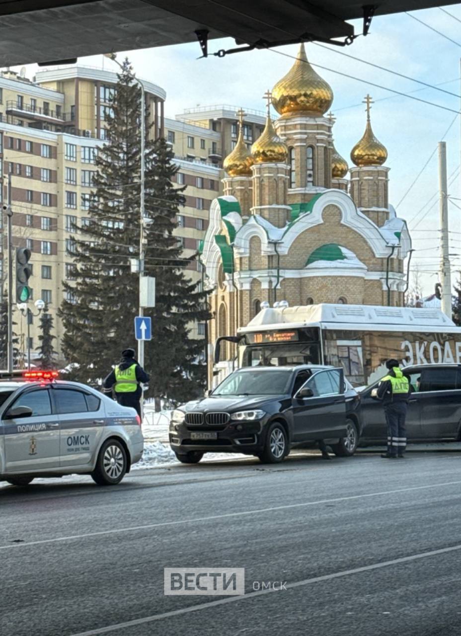 В центре Омска произошла авария.   Около метромоста столкнулись легковой автомобиль и автобус, что привело к  затруднениям в движении по данной полосе.     Будьте осторожны на дорогах и планируйте свой маршрут заранее, чтобы избежать пробок.  Подписаться Написать в редакцию