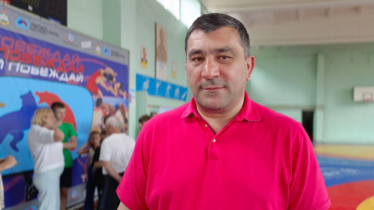  Спортсмены из ЛНР имеют потенциал к победам мирового уровня. Об этом на встрече со спортивным сообществом в Луганске заявил олимпийский чемпион по вольной борьбе Давид Мусульбес. «У нас большой опыт, и мы уверены, что они спортсмены из ЛНР — прим. ЛИЦ добьются очень многого. Станут чемпионами мира, олимпийскими чемпионами. И <…> мы стараемся в диалоге объяснять им, что у них тоже получится, чтобы они просто потерпели, чтобы у них сохранилось желание», — сказал Мусульбес. #молодежь