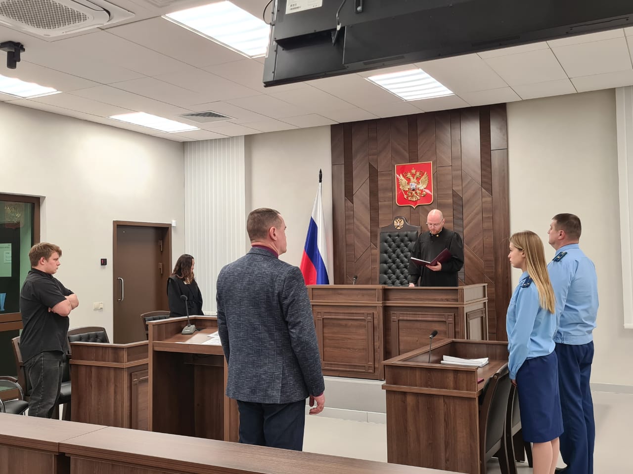 Апелляция на приговор бывшему учителю физики Академическим районным судом Екатеринбурга рассмотрены апелляционное представление прокурора и апелляционные жалобы защиты осужденного Перминова С А на приговор мирового судьи судебного участка 1 Академического судебного района Напомним 13 марта 2025 года на уроке в школе 123 преподаватель Перминов С А применил физическую силу к восьмикласснику и повел его к директору Действия педагога причинили потерпевшему телесные повреждения ссадины не повлекшие вреда здоровью но вызвавшие физическую боль По данному факту в отношении Перминова С А возбуждено уголовное дело В суде Перминов С А признал вину Приговором мирового судьи он признан виновным в совершении преступления предусмотренного ст 156 УК РФ Неисполнение обязанностей по воспитанию несовершеннолетнего сопряжённое с жестоким обращением Ему назначено наказание в виде исправительных работ сроком на 1 год 6 месяцев с удержанием из заработной платы 10 в доход государства с лишением права заниматься педагогической деятельностью сроком на 2 года Также судом частично удовлетворен гражданский иск прокурора в интересах несовершеннолетнего потерпевшего В счет компенсации морального вреда с Перминова С А взыскано 120 тысяч рублей которые он уже выплатил Приговор обжалован обеими сторонами Защитники Перминова просили отменить судебный акт и вернуть уголовное дело прокурору Прокурор в свою очередь не оспаривая квалификацию действий осужденного и назначенное судом наказание просил внести изменения в описательно мотивировочную часть приговора изменения не влияют на существо приговора Кроме того прокурор не согласен с размером компенсации морального вреда ученику судом сумма была снижена в этой части он просил вернуть дело на новое рассмотрение мировому судье для решения вопроса о гражданском иске Суд апелляционной инстанции рассмотрев материалы дела квалификацию и действия осужденного а также наказание оставил без изменения по существу   vk com akademicheskiy svd w wall 229564257 180 Академический районный суд Екатеринбурга