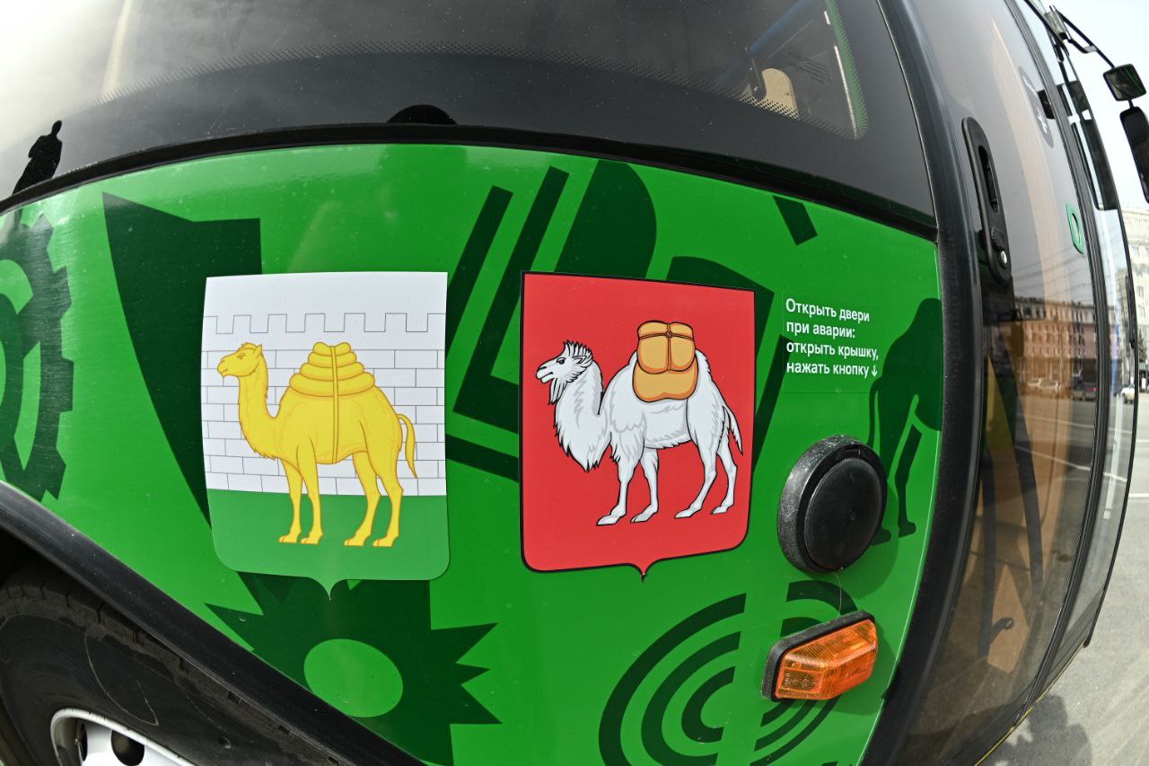 В более чем 200 челябинских автобусах можно оплатить проезд по qr-коду  В Челябинске в мае нынешнего года стартовал процесс внедрения нового способа оплаты проезда в общественном транспорте. В первую очередь нововведения коснулись автобусов частных перевозчиков.   Это продиктовано тем, что именно на таких маршрутах возникали проблемы с оплатой проезда банковскими картами: отсутствовали или не работали валидаторы, водители попросту прятали их.  На данный момент 42 единицы частного общественного транспорта оборудованы табличками с qr-кодами. В каждом автобусе их несколько, подделать код невозможно, он уникален. Водителям же технология позволяет отслеживать оплату в режиме реального времени с помощью обычного смартфона.  Не отстаёт и транспорт муниципальный. На сегодняшний день уже 235 автобусов, эксплуатируемых МУП «Служба организации движения» имеют специальные таблички, с помощью которых можно оплатить проезд. Городскими властями ведутся переговоры и с оператором троллейбусных линий, в перспективе оплатить проезд посредством qr-кода можно будет и в них.