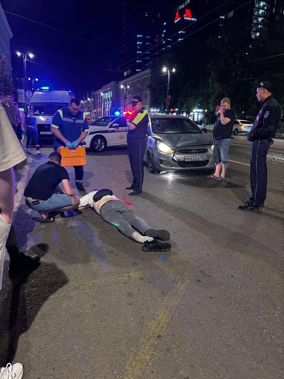 ‼ Страшное ДТП на проспекте Революции  Hyundai Solaris сбил 38-летнего пешехода у дома №31 сегодня в 2:15. Мужчина попал в больницу.    Большой воронежский. Подписаться