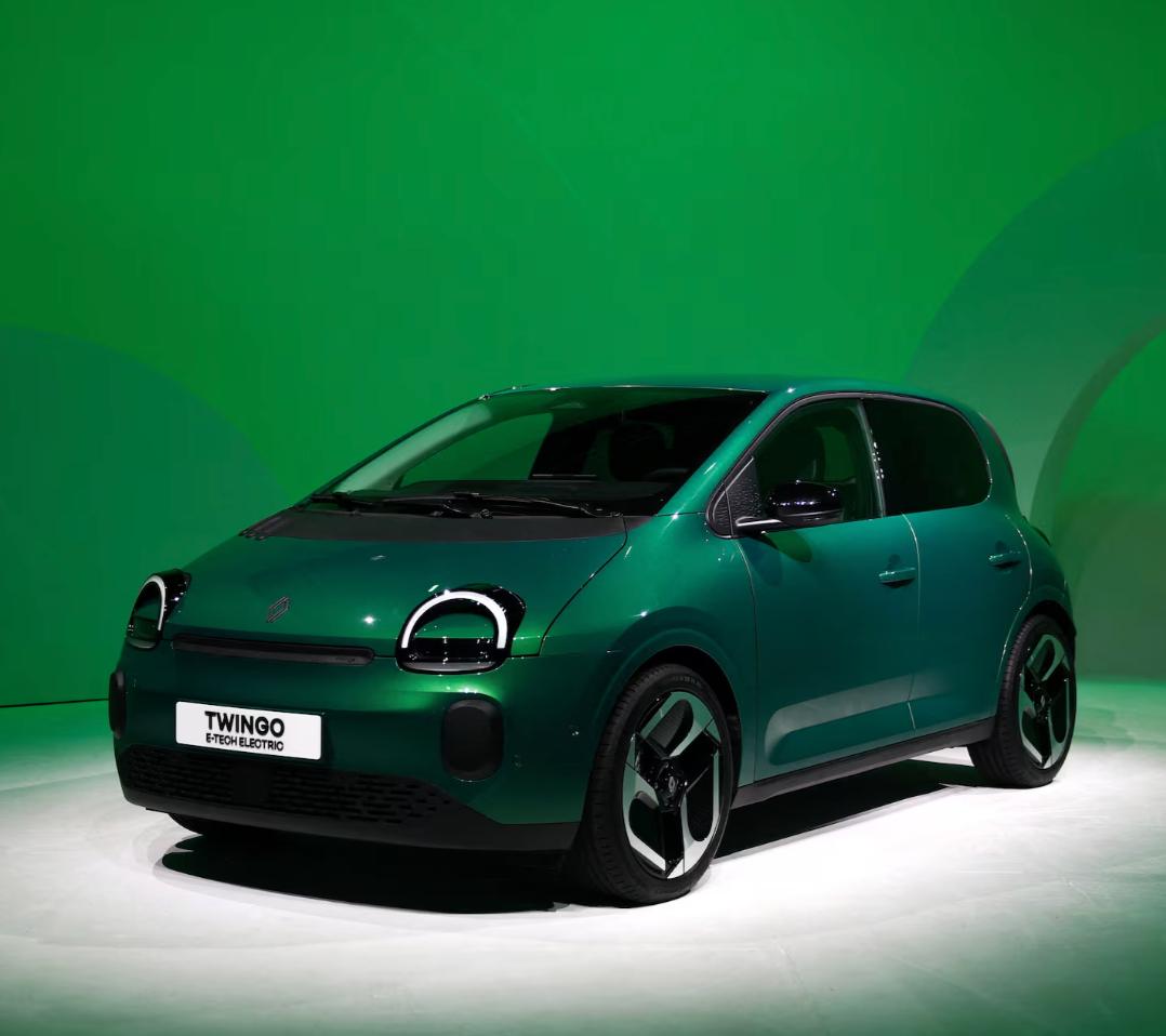 Renault возрождает Twingo в электрической версии с ценником менее 20 тыс Компания сообщила что небольшой городской автомобиль разработанный за два года командой инженеров из Китая будет производиться в Словении и поступит в продажу в начале 2026 года
