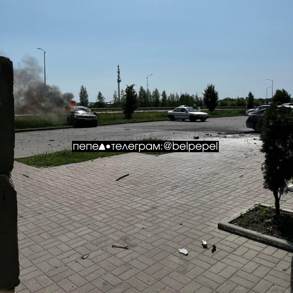 Первые минуты после атаки дрона на автомобиль на парковке в селе Николькое Белгородского района. Подписаться на «Пепел»
