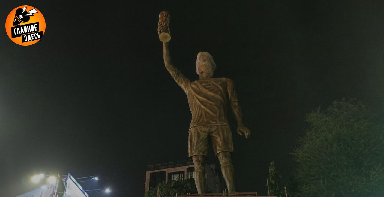 Месси откроет памятник самому себе в Индии Высота монумента составляет 20 метров Над его установкой трудились 45 человек работая при этом почти месяц Главное здесь Подписывайтесь