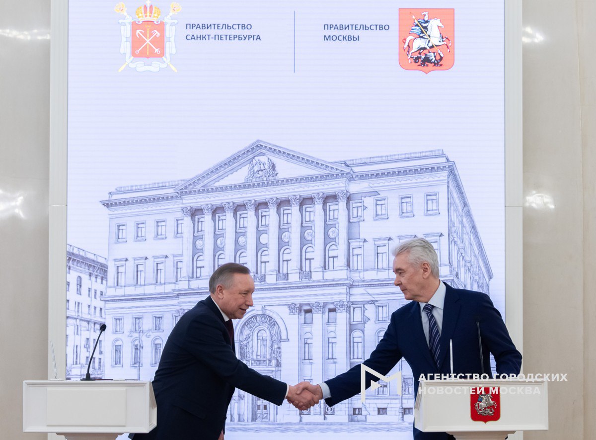 Мэр Москвы Сергей Собянин и губернатор Санкт Петербурга Александр Беглов подписали соглашение о сотрудничестве между правительствами городов по внедрению информационных технологий в амбулаторных медицинских организациях государственной системы здравоохранения Северной столицы В соответствии с соглашением правительство столицы обеспечит внедрение регионального сегмента ЕМИАС Москвы в поликлиниках Санкт Петербурга Кроме того в поликлиниках будет внедрена система поддержки принятия врачебных решений на базе ИИ которая поможет специалистам в постановке предварительных и заключительных диагнозов Подпишись на Агентство Москва Мы в МАХ